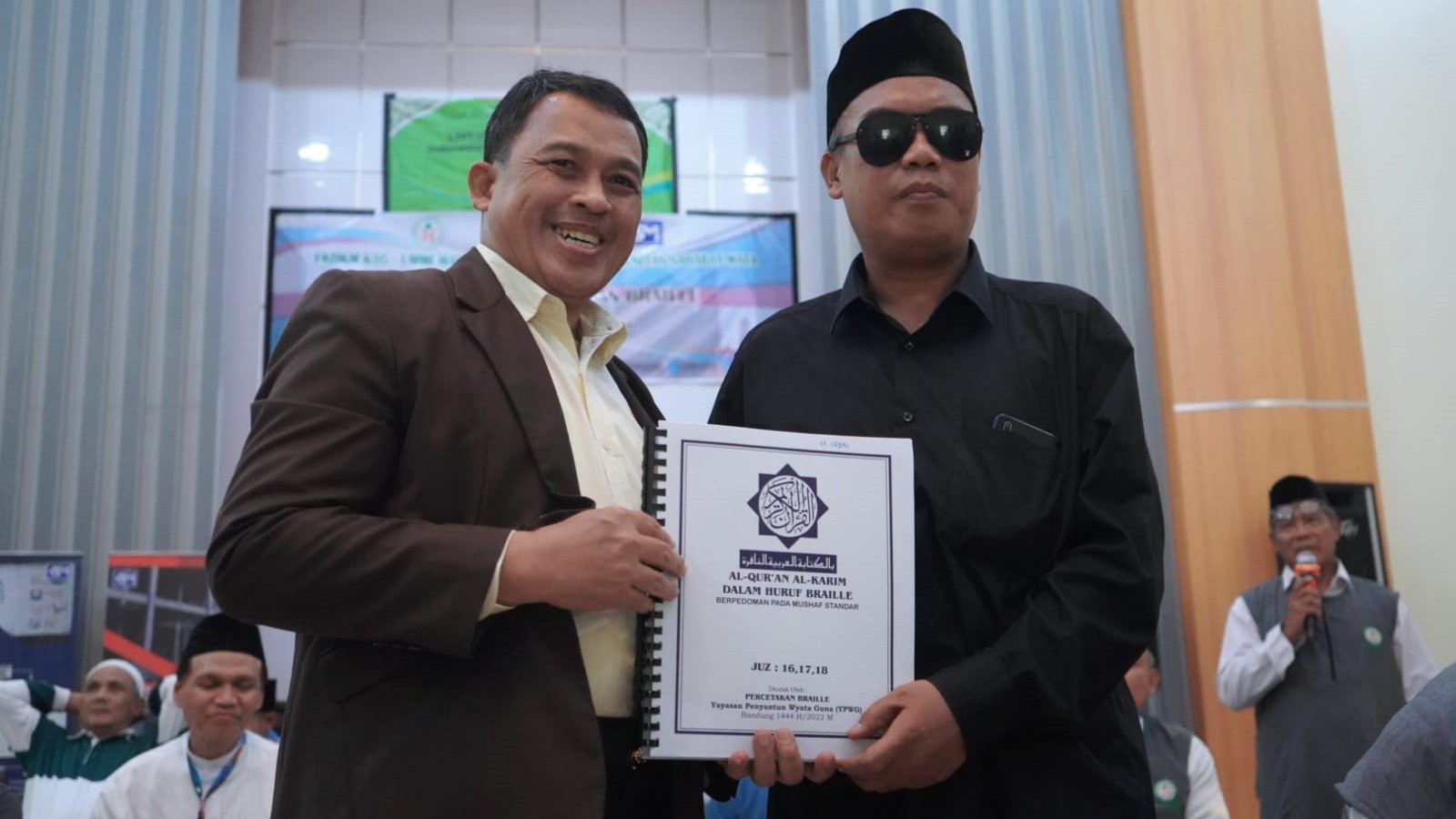 Wakil Wali Kota Cilegon Sanuji Pentamarta serahkan Al-Qur'an Braille