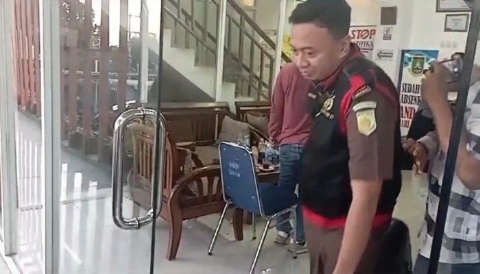 Ada Dugaan Korupsi Retribusi Sampah, Kejari Cilegon Geledah Kantor DLH