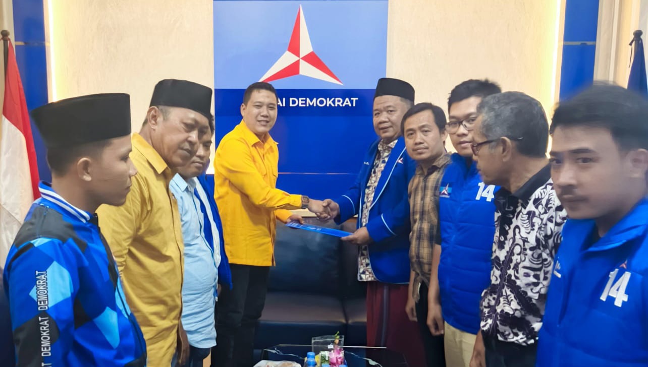 Penyerahan Surat Tugas Partai Demokrat ke Robinsar