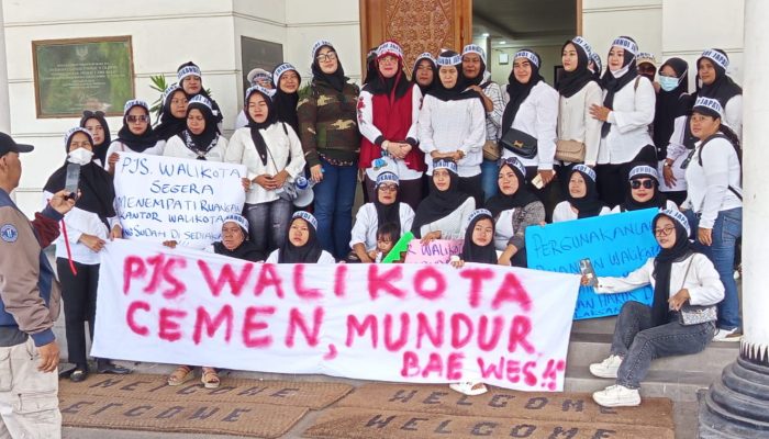 Pemkot Cilegon Digeruduk Emak-Emak, Tuntut Pjs Tempati Ruang Walikota