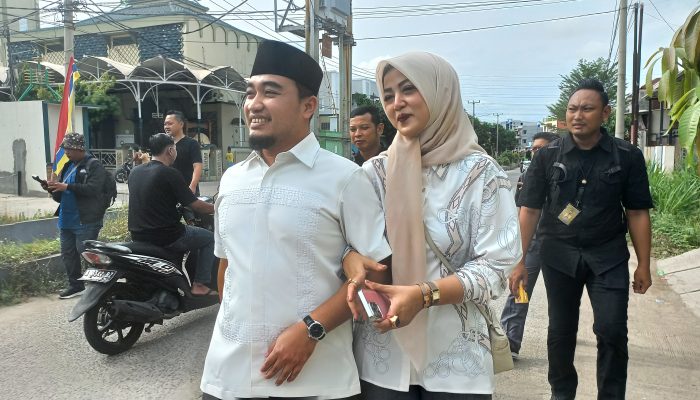 Jalan Kaki, Robinsar Gandeng Istri ke TPS