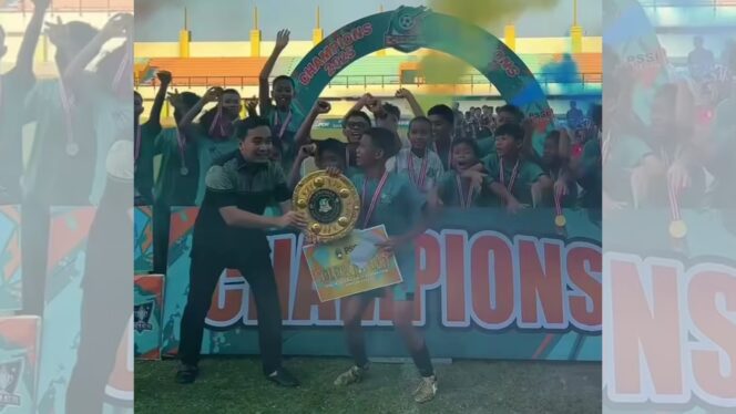 
					Walikota Cilegon Robinsar yang juga Ketua PSSI Kota Cilegon mengangkat trofi C-League U-13 bersama SSB Jawara.