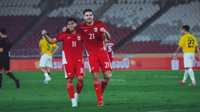 
					Penyerang Timnas Indonesia U-23 Jens Raven saat merayakan gol kemenangan ke gawang Brunei Darussalam pada pertandingan Piala Mandiri AFF U-23 2025 di Stadion Utama Gelora Bung Karno.