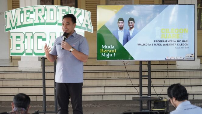 
					Walikota Cilegon Robinsar saat berbicara dalam forum dialog terbuka 