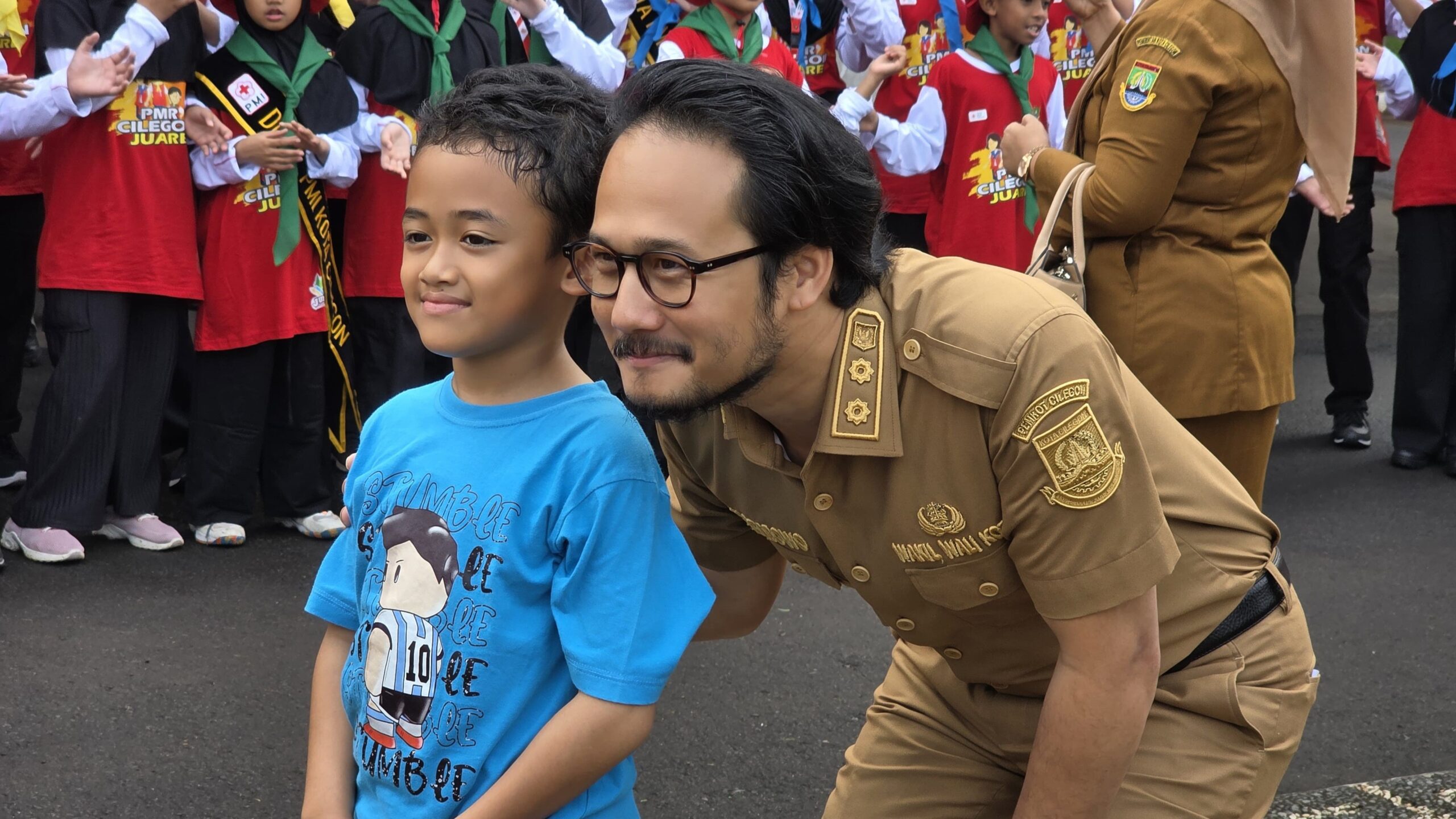 Wakil Walikota Cilegon Fajar Hadi Prabowo berfoto bersama seorang anak disela peringatan Hari Keluarga Nasional di Halaman Kantor Walikota Cilegon.