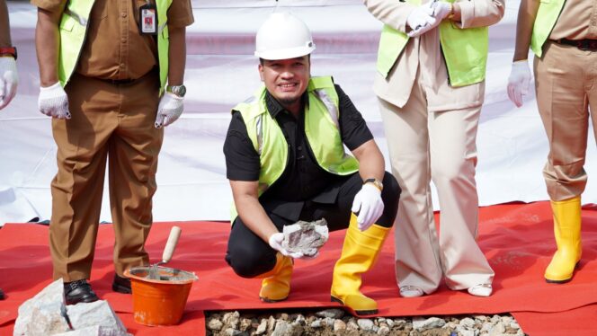 
					Walikota Cilegon Robinsar meletakan batu pertama dalam peresmian pembangunan gedung perpustakaan daerah Kota Cilegon.
