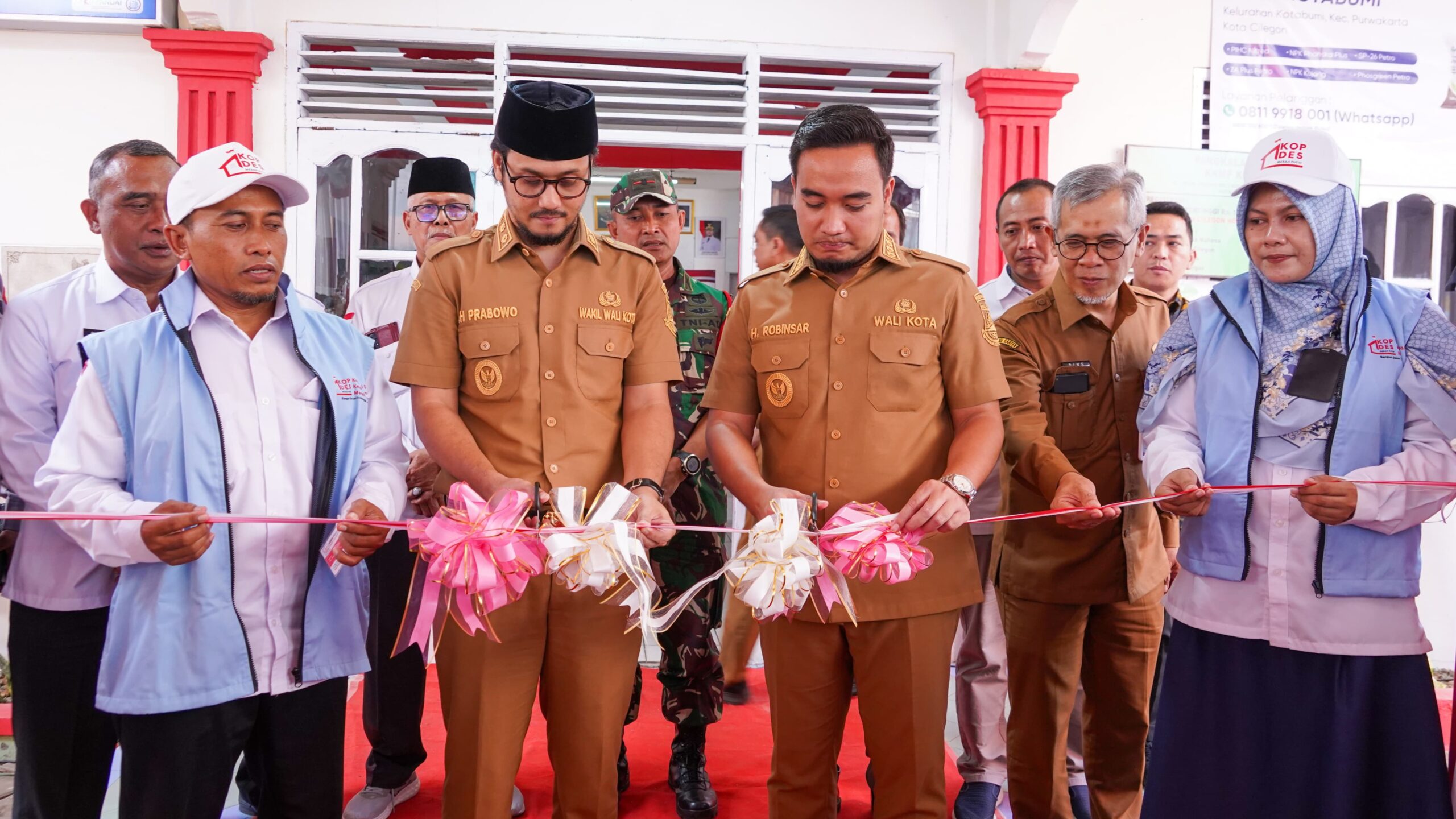 Walikota Cilegon Robinsar dan Wakil Walikota Cilegon Fajar Hadi Prabowo saat meresmikan KKMP Kelurahan Kotabumi.