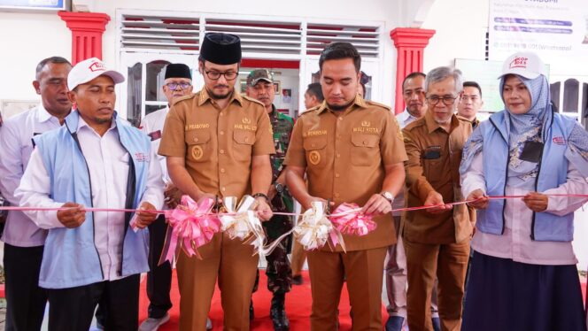 
					Walikota Cilegon Robinsar dan Wakil Walikota Cilegon Fajar Hadi Prabowo saat meresmikan KKMP Kelurahan Kotabumi.