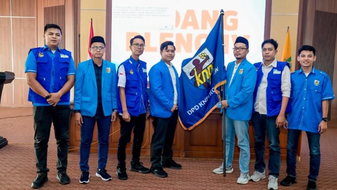 
					Ari Irmawan (tengah) Ketua KNPI Kota Cilegon terpilih periode 2025-2028 hasil Musda IX KNPI Kota Cilegon di Aula Diskominfo Cilegon.