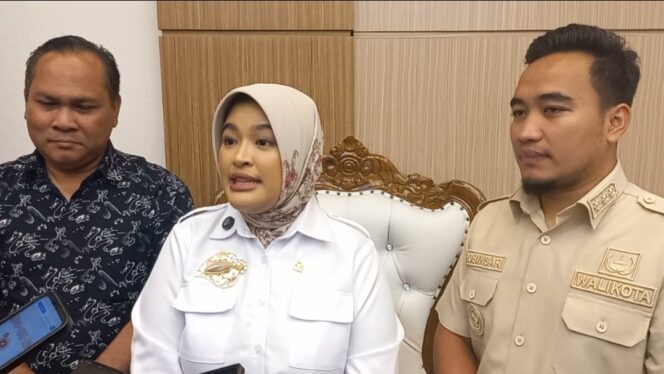 
					Anggota Komisi XI DPR RI Annisa Mahesa (tengah) bersama Walikota Cilegon Robinsar (kanan) dan Wakil Ketua DPRD Cilegon Sokhidin (kiri) saat memberi keterangan pers dalam kunjungannya ke Kantor Walikota Cilegon.