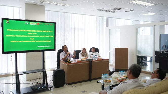 
					Kepala Dishub Cilegon Heri Suheri (kiri) dan Kepala DPMPTSP Cilegon Hayati Nufus (tengah) saat Sosialisasi Perizinan Berusaha Sektor Perhubungan Aktifitas Perparkiran di Luar Badan Jalan.