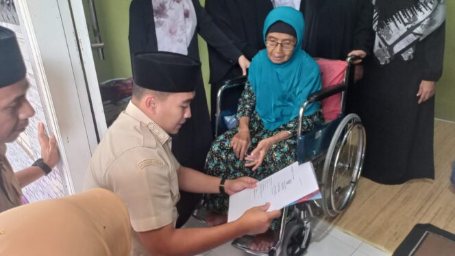 
					Wali Kota Cilegon Robinsar saat menyerahkan akta kematian warga yang meninggal dunia kepada keluarga yang ditinggalkan.