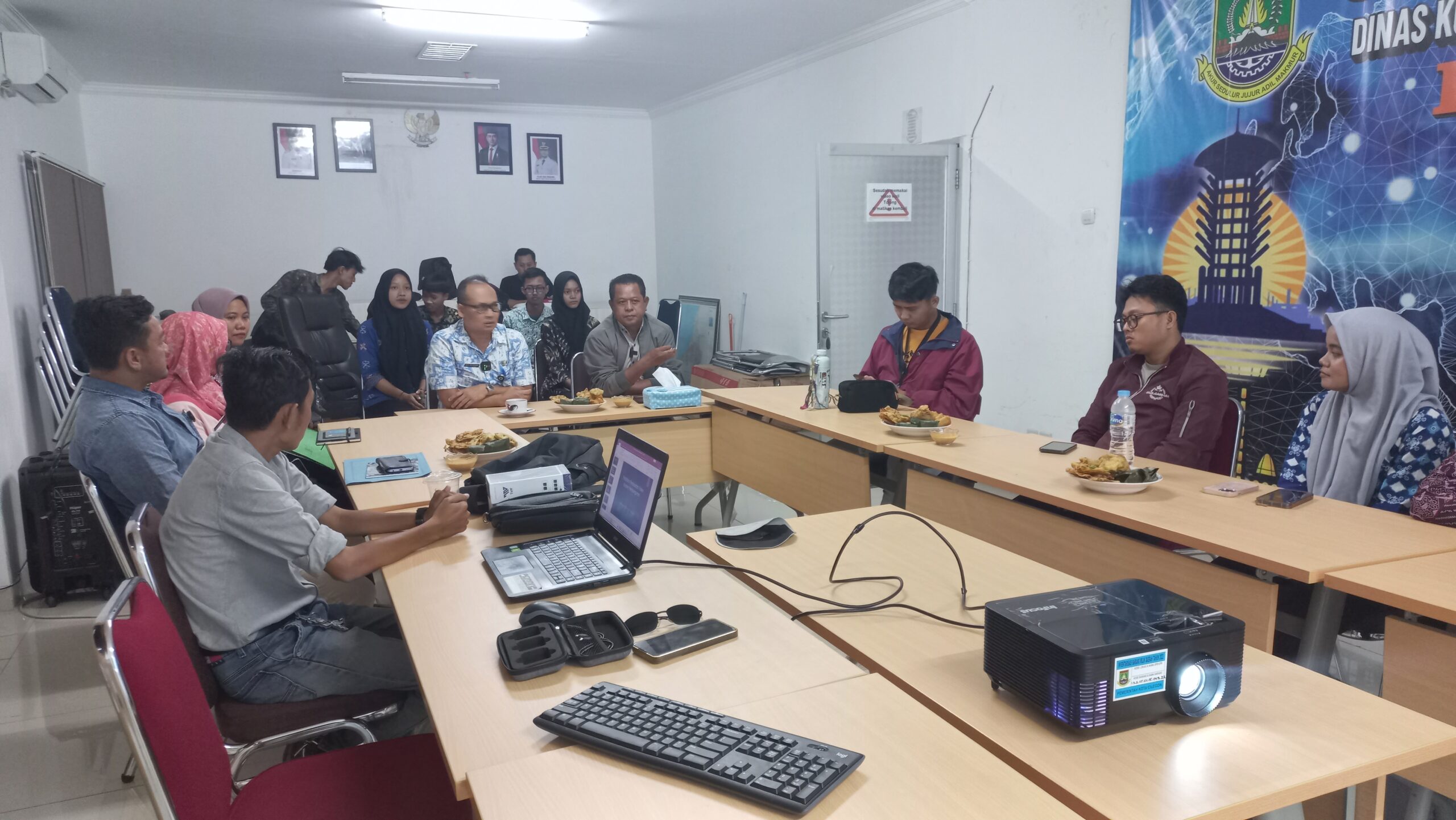 Kepala Dinas Kominfo Cilegon, Agus Zulkarnain (tengah, batik putih biru) saat membuka pelatihan pembuatan konten video.
