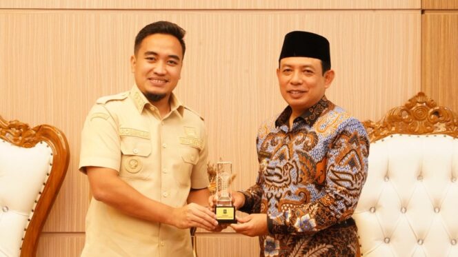 
					Wali Kota Cilegon Robinsar (kiri) dan Wali Kota Bengkulu Dedy Wahyudi (kanan) usai bertukar pengalaman terkait penyelenggaraan program pelayanan masyarakat.
