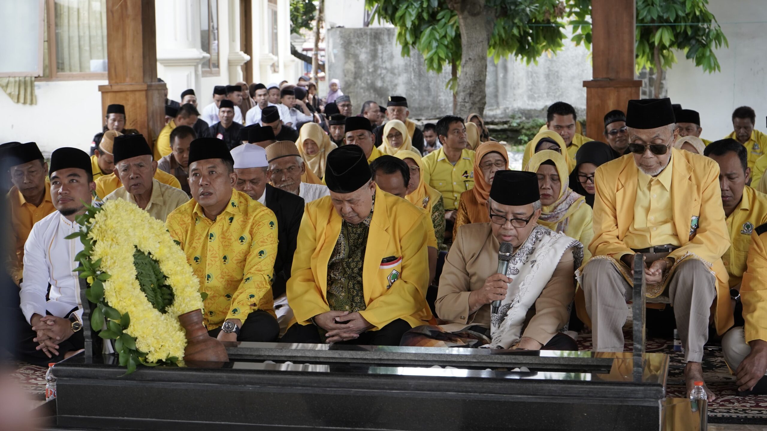 Jajaran Pengurus DPD Partai Golkar Ziarah ke Makam Tokoh serta Pendiri Kota Cilegon Tubagus Aat Syafaat.