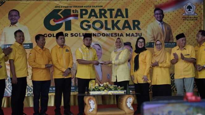 
					Ketua DPD Golkar Cilegon Ratu Ati Marliati saat memberikan potongan tumpeng kepada kader Golkar yang juga Wali Kota Cilegon Robinsar pada peringatan HUT ke 61 tahun Partai Golkar.