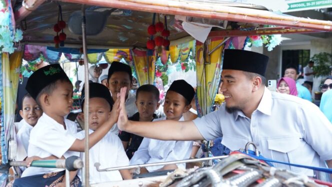 
					Wali Kota Cilegon Robinsar saat melepas peserta khitanan massal.
