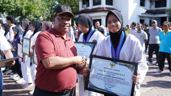 
					Sekda Kota Cilegon Maman Mauludin saat memberikan penghargaan kepada atlet berprestasi pada peringatan Haornas ke 42 tahun.