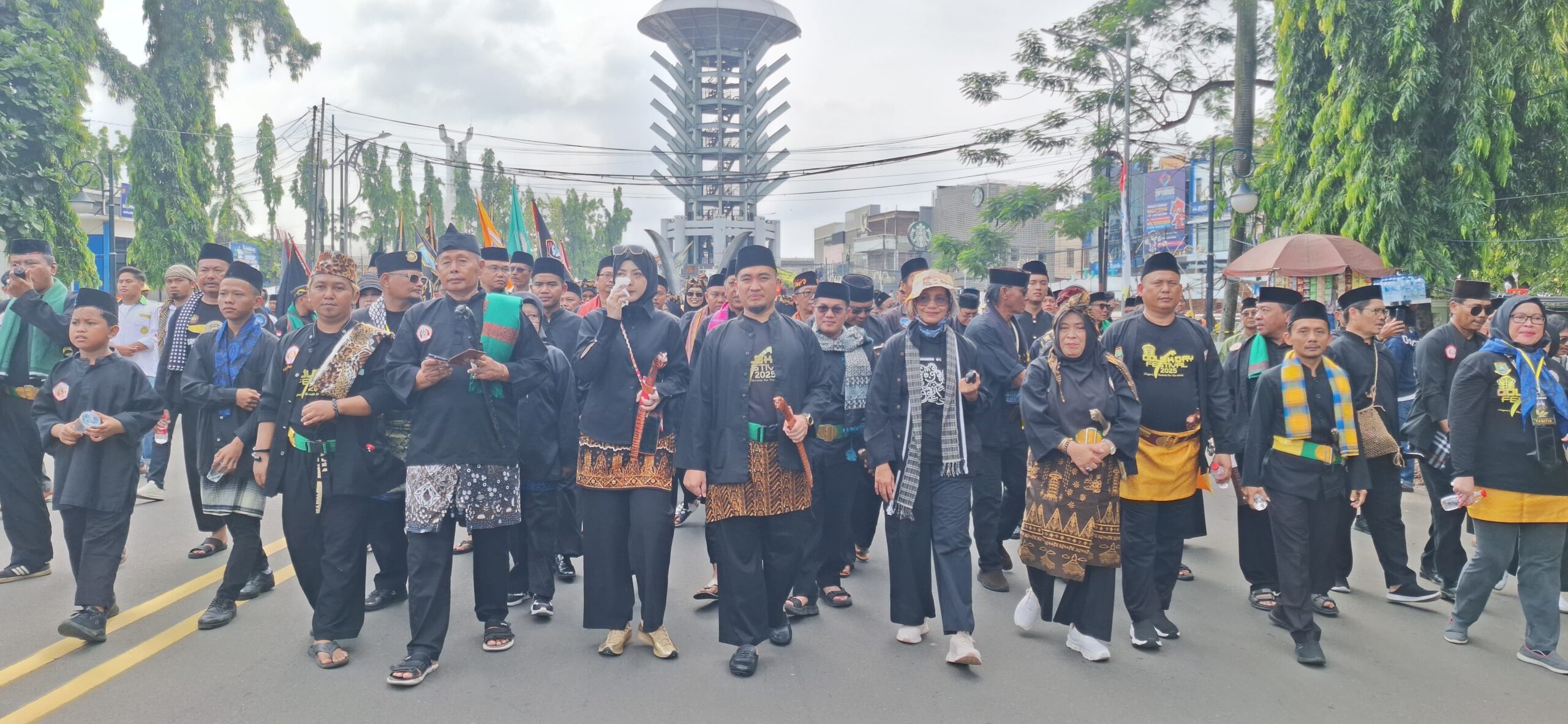 Wali Kota Cilegon Robinsar beserta jajaran Forkopimda dan Pejabat Pemkot Cilegon saat mengikuti Kirab Pendekar Nusantara pada Festival Golok Day 2025.