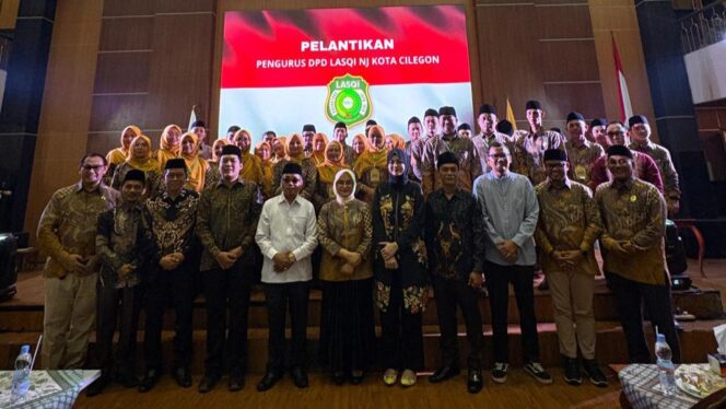 
					Jajaran Pengurus DPD LASQI NJ Kota Cilegon foto bersama usai pelantikan di Aula DPRD Kota Cilegon.