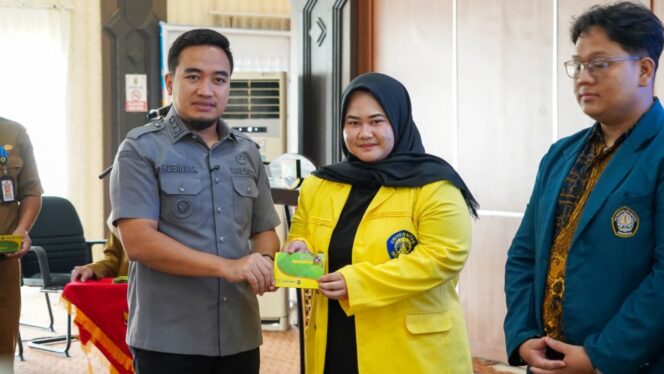 
					Wali Kota Cilegon Robinsar saat menyerahkan buku tabungan kepada mahasiswa penerima Beasiswa Cilegon Juare.