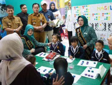 Bunda PAUD Provinsi Banten Tinawati Andra Soni bersama Bunda PAUD Kota Cilegon Alfi Rizki Agnia Robinsar saat berkunjung ke PAUD Terpadu Insan Ceria.