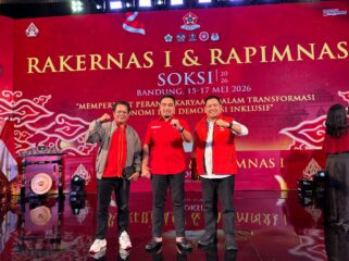Ketua SOKSI Banten Robinsar foto bersama Sekretaris SOKSI Banten Badru Salam dan Bendahara SOKSI Banten Irfan Lutfi usai penutupan Rakernas dan Rapimnas I SOKSI yang digelar di Bandung, Jawa Barat pada 15-16 Mei 2026.