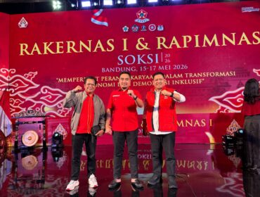 Ketua SOKSI Banten Robinsar foto bersama Sekretaris SOKSI Banten Badru Salam dan Bendahara SOKSI Banten Irfan Lutfi usai penutupan Rakernas dan Rapimnas I SOKSI yang digelar di Bandung, Jawa Barat pada 15-16 Mei 2026.
