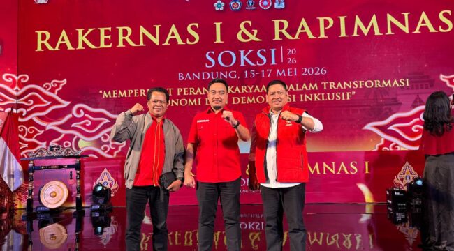 Ketua SOKSI Banten Robinsar foto bersama Sekretaris SOKSI Banten Badru Salam dan Bendahara SOKSI Banten Irfan Lutfi usai penutupan Rakernas dan Rapimnas I SOKSI yang digelar di Bandung, Jawa Barat pada 15-16 Mei 2026.