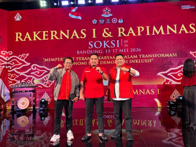 
					Ketua SOKSI Banten Robinsar foto bersama Sekretaris SOKSI Banten Badru Salam dan Bendahara SOKSI Banten Irfan Lutfi usai penutupan Rakernas dan Rapimnas I SOKSI yang digelar di Bandung, Jawa Barat pada 15-16 Mei 2026.