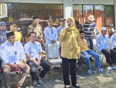 Plt Ketua DPD Partai Golkar Cilegon Ratu Amalia Hayani saat membuka pelaksanaan penyembelihan hewan qurban Idul Adha di Kantor DPD Partai Golkar Cilegon.