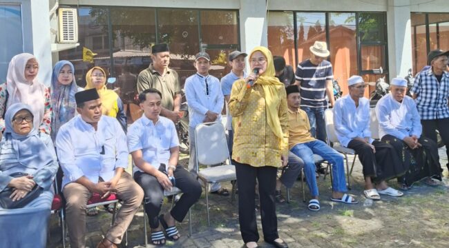 Plt Ketua DPD Partai Golkar Cilegon Ratu Amalia Hayani saat membuka pelaksanaan penyembelihan hewan qurban Idul Adha di Kantor DPD Partai Golkar Cilegon.