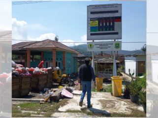 Ketua DPRD Kota Cilegon Rizki Khairul Ikhwan saat memantau alat pengukur kualitas udara yang sudah tidak berfungsi di Kota Cilegon.