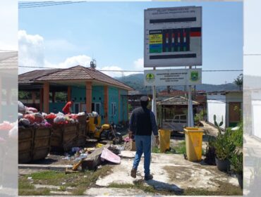 Ketua DPRD Kota Cilegon Rizki Khairul Ikhwan saat memantau alat pengukur kualitas udara yang sudah tidak berfungsi di Kota Cilegon.
