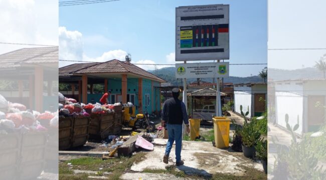 Ketua DPRD Kota Cilegon Rizki Khairul Ikhwan saat memantau alat pengukur kualitas udara yang sudah tidak berfungsi di Kota Cilegon.