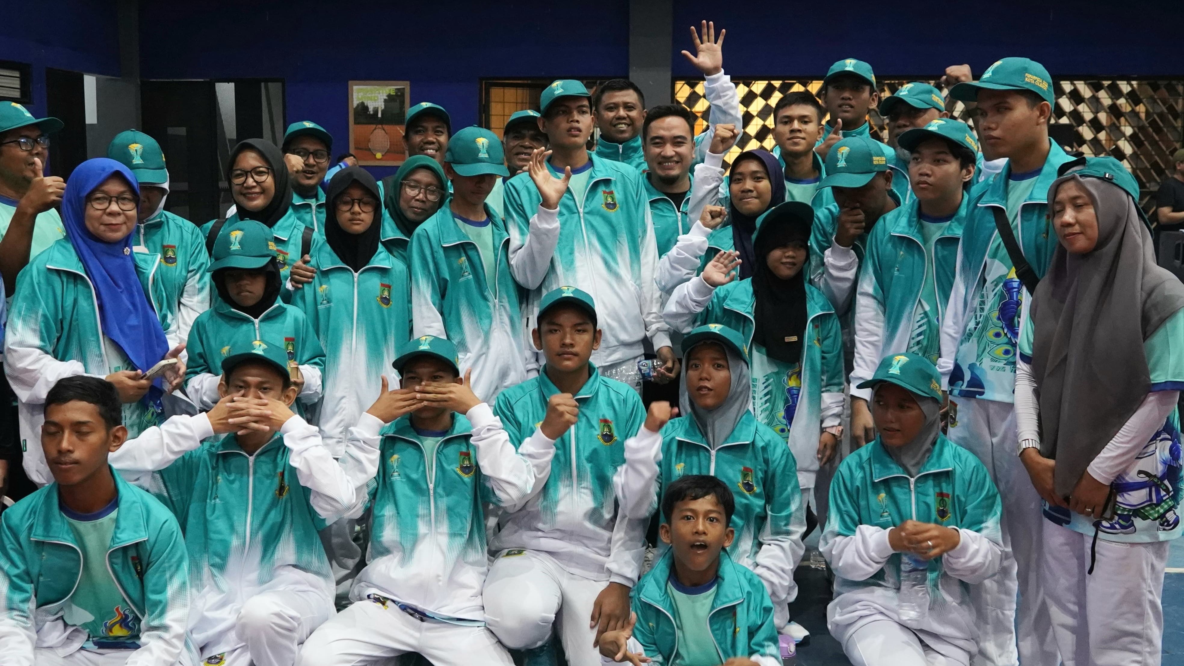 Wali Kota Cilegon Robinsar bersama atlet paralimpik Cilegon.