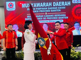 Ketua Depidar SOKSI Banten terpilih, Robinsar saat menerima pataka SOKSI.