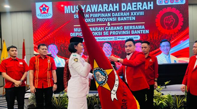 Ketua Depidar SOKSI Banten terpilih, Robinsar saat menerima pataka SOKSI.