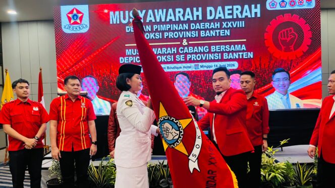 
					Ketua Depidar SOKSI Banten terpilih, Robinsar saat menerima pataka SOKSI.