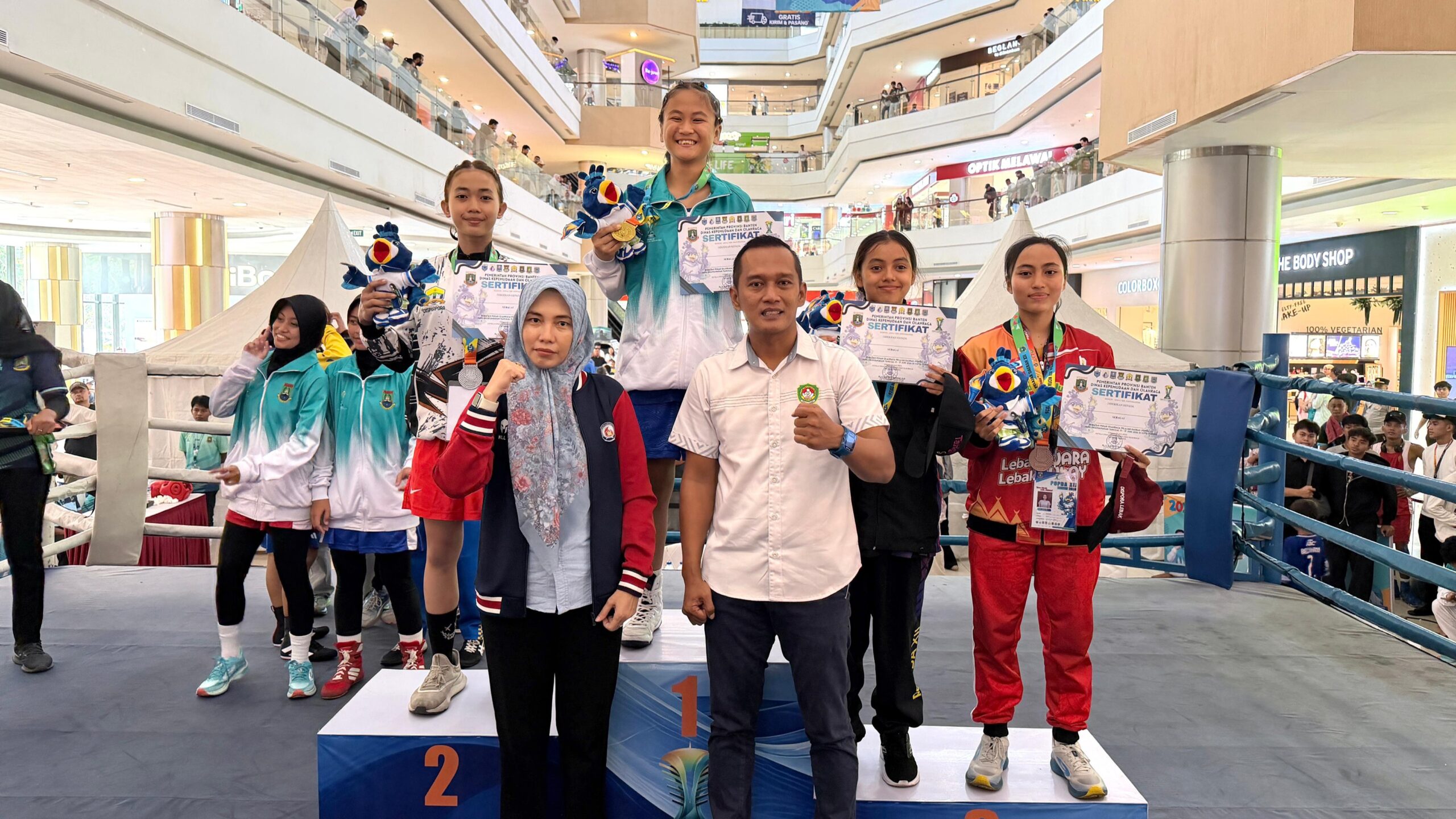 Atlet Cilegon berjaya di ring tinju POPDA XII Banten 2026.