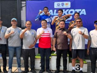 Wali Kota Cilegon Robinsar (Kemeja Cokelat) dan Ketua KONI Kotw Cilegon Irfan Ali Hakim (Kaos Putih Merah) saat menghadiri Wali Kota Cup 2026 Finswimming Competition yang digelar POSSI Kota Cilegon di ASA Sport Center.