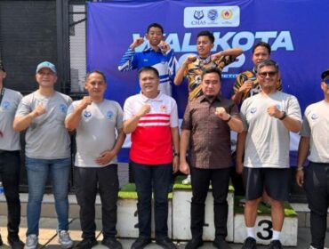 Wali Kota Cilegon Robinsar (Kemeja Cokelat) dan Ketua KONI Kotw Cilegon Irfan Ali Hakim (Kaos Putih Merah) saat menghadiri Wali Kota Cup 2026 Finswimming Competition yang digelar POSSI Kota Cilegon di ASA Sport Center.