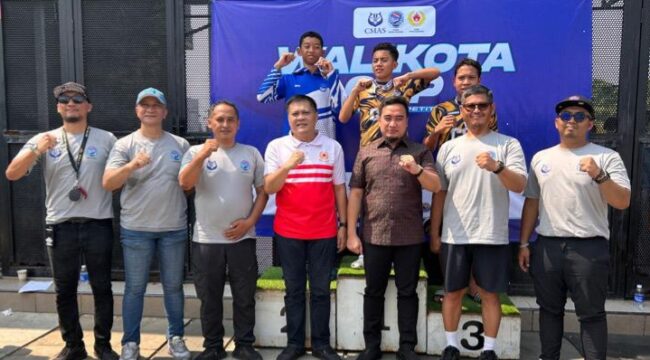 Wali Kota Cilegon Robinsar (Kemeja Cokelat) dan Ketua KONI Kotw Cilegon Irfan Ali Hakim (Kaos Putih Merah) saat menghadiri Wali Kota Cup 2026 Finswimming Competition yang digelar POSSI Kota Cilegon di ASA Sport Center.