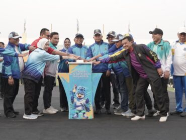 Gubernur Banten Andra Soni beserta Wali Kota dan Bupati se-Banten saat membuka perhelatan Pekan Olahraga Pelajar Daerah (POPDA) XII dan Pekan Paralimpik Pelajar Daerah (PEPARPEDA) IX Banten di Stadion Geger Cilegon.