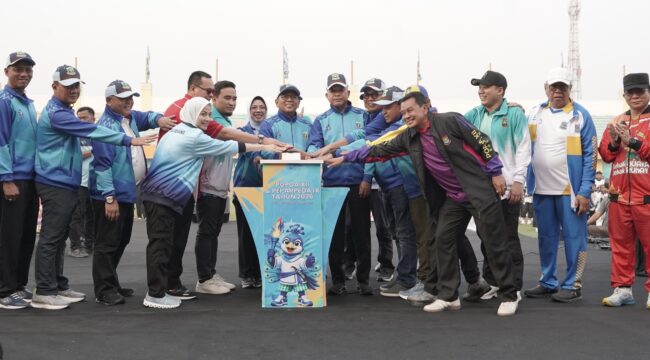 Gubernur Banten Andra Soni beserta Wali Kota dan Bupati se-Banten saat membuka perhelatan Pekan Olahraga Pelajar Daerah (POPDA) XII dan Pekan Paralimpik Pelajar Daerah (PEPARPEDA) IX Banten di Stadion Geger Cilegon.