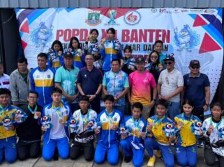 Atlet renang pelajar se Banten saat foto bersama para pejabat Pemprov Banten dan Pemkot Cilegon usai penyerahan medali.