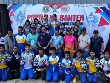 Atlet renang pelajar se Banten saat foto bersama para pejabat Pemprov Banten dan Pemkot Cilegon usai penyerahan medali.