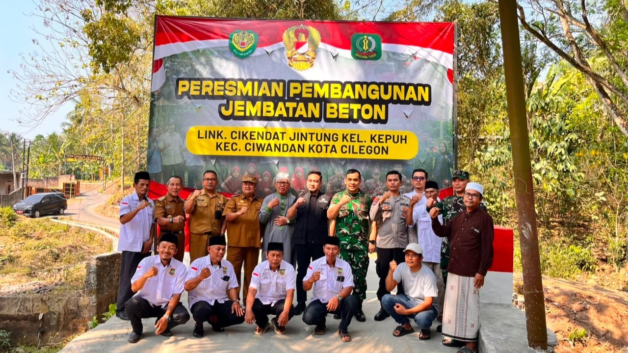 Wali Kota Cilegon Robinsar usai meresmikan jembatan beton di Ciwandan.