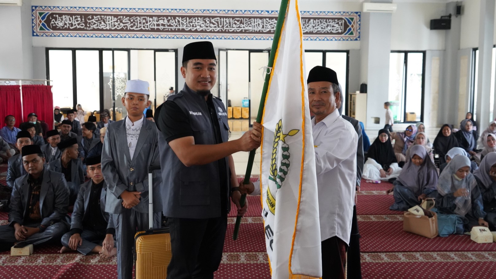 Wali Kota Cilegon Robinsar saat melepas Kafilah MTQ untuk mengikuti ajang MTQ XXIII Banten.