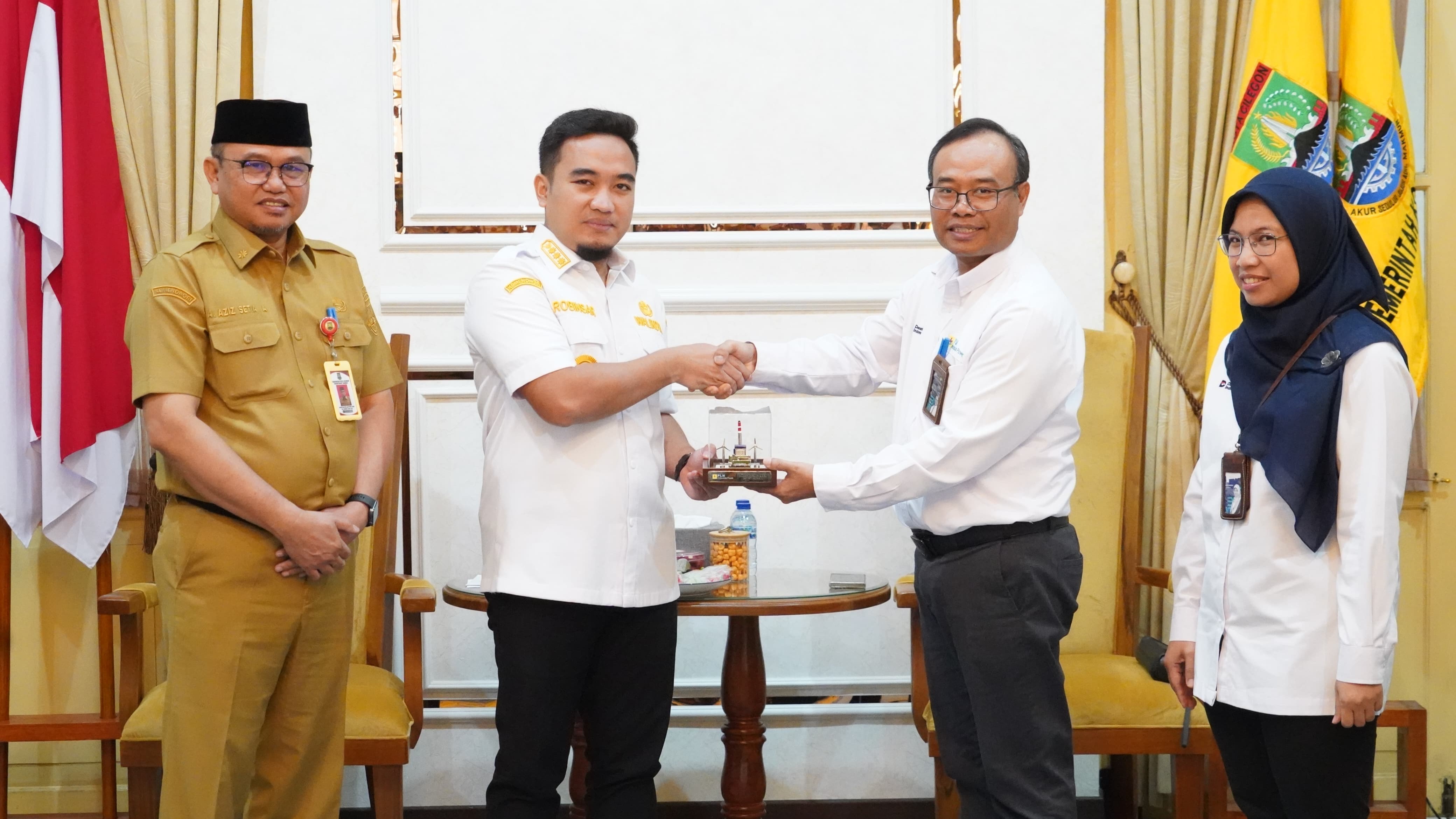 Wali Kota Cilegon Robinsar dan Senior Manager PT PLN Indonesia Power UBP Banten 1 Suralaya, I Nyoman Buda saat momen MoU perkuat CSR untuk dukung pembangunan daerah.